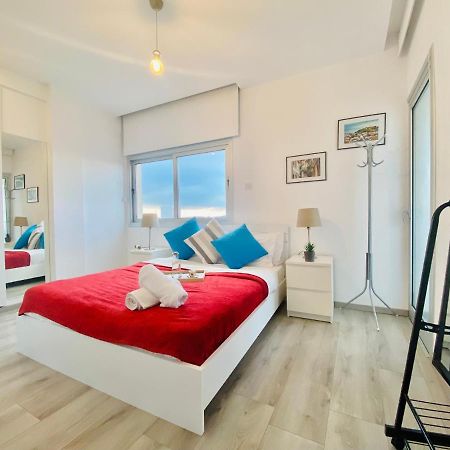Panoramic Seaside Getaway, 2-Br Penthouse Apartment Larnaca Bagian luar foto