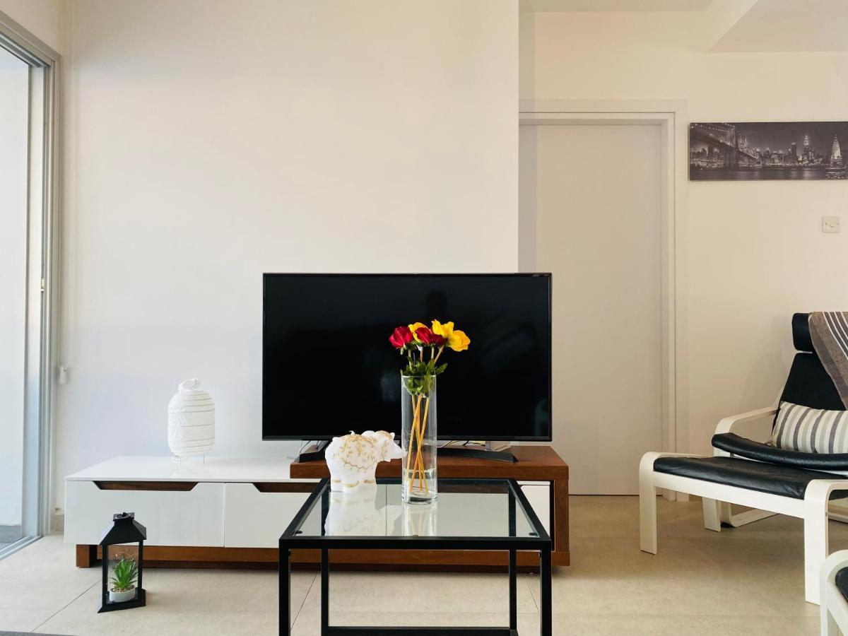 Panoramic Seaside Getaway, 2-Br Penthouse Apartment Larnaca Bagian luar foto