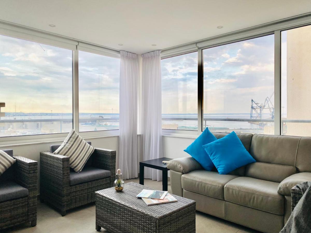 Panoramic Seaside Getaway, 2-Br Penthouse Apartment Larnaca Bagian luar foto