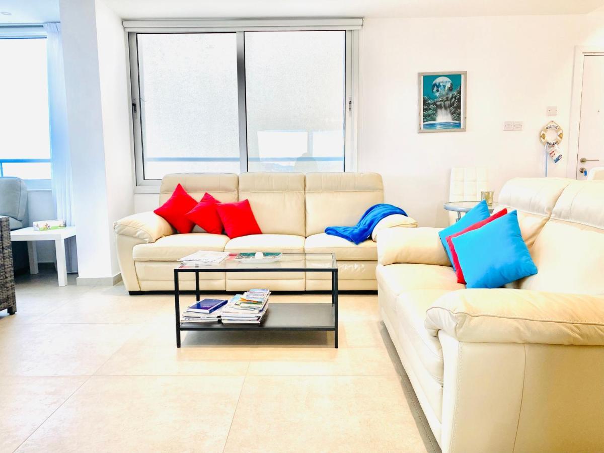 Panoramic Seaside Getaway, 2-Br Penthouse Apartment Larnaca Bagian luar foto