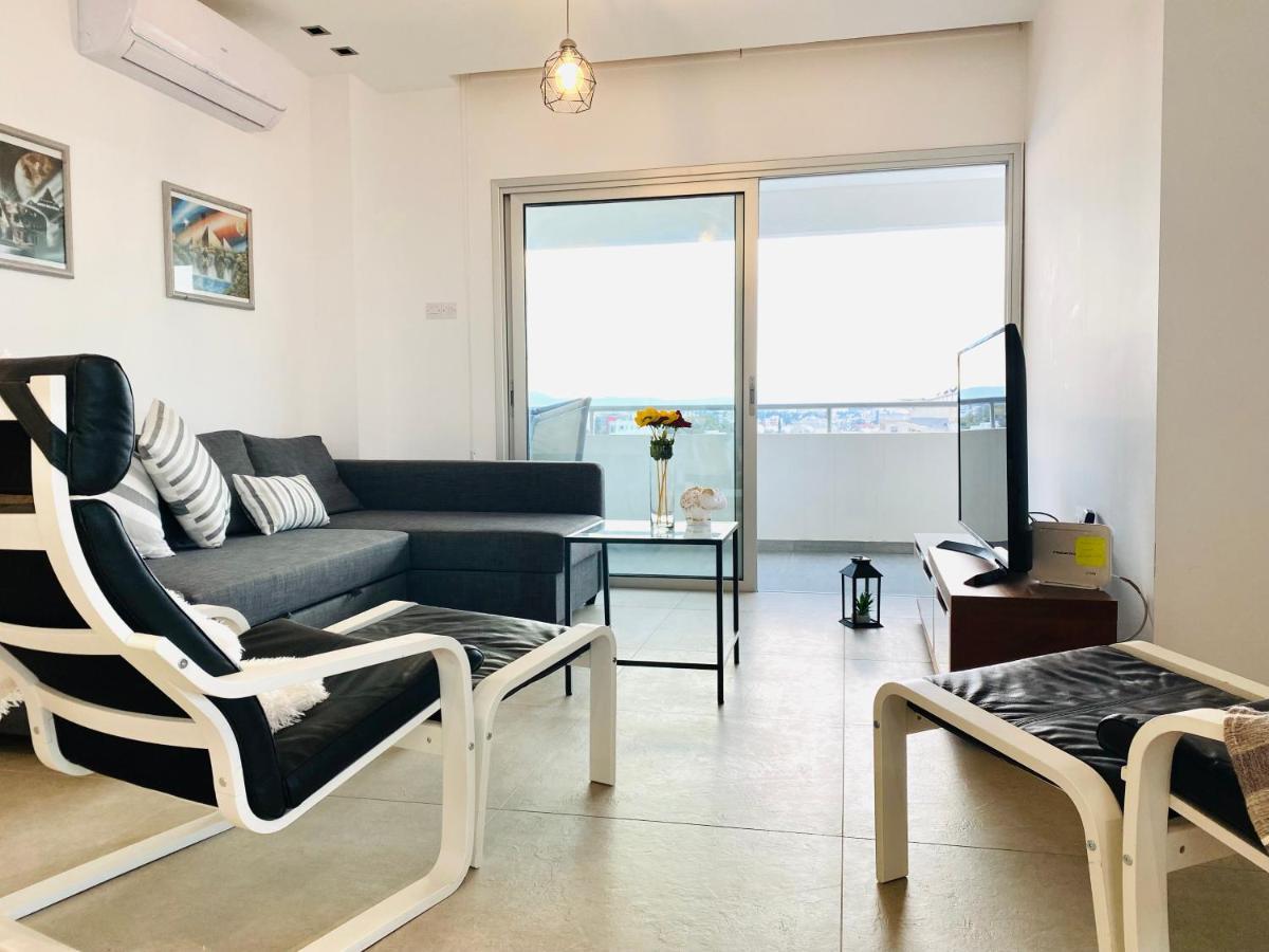 Panoramic Seaside Getaway, 2-Br Penthouse Apartment Larnaca Bagian luar foto