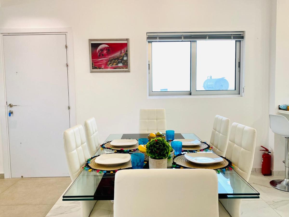 Panoramic Seaside Getaway, 2-Br Penthouse Apartment Larnaca Bagian luar foto