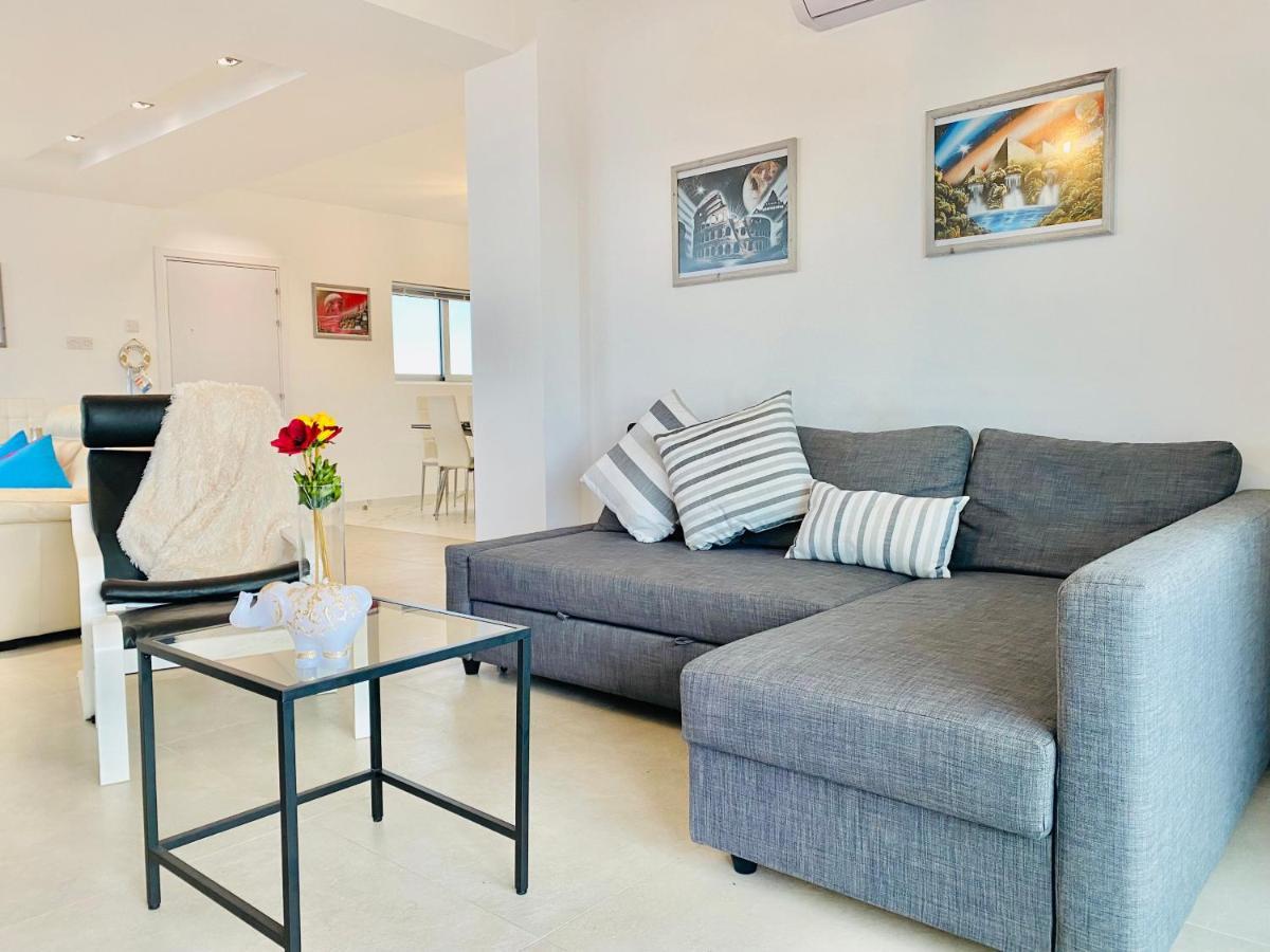 Panoramic Seaside Getaway, 2-Br Penthouse Apartment Larnaca Bagian luar foto