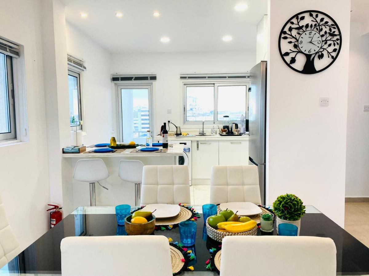 Panoramic Seaside Getaway, 2-Br Penthouse Apartment Larnaca Bagian luar foto